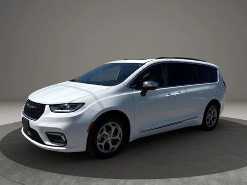 Used 2023 Chrysler Pacifica Limited FWD image 2