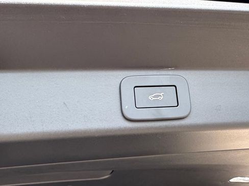 Used 2025 Land Rover Range Rover Sport SE AWD/4WD image 6