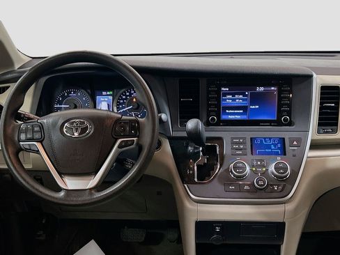 Used 2020 Toyota Sienna LE w/ LE Preferred Package image 18