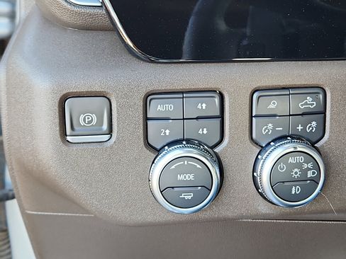 Used 2024 GMC Sierra 1500 SLT image 17