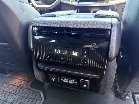 Used 2024 Jeep Wagoneer Series II w/ Flexible Seating Group AWD/4WD image 28