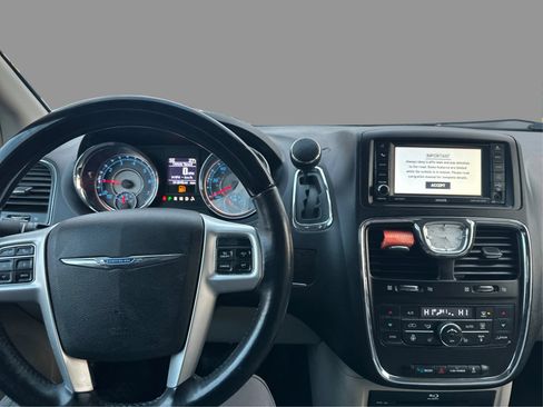 Used 2015 Chrysler Town & Country Limited Platinum FWD image 27