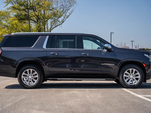 Used 2023 Chevrolet Suburban Premier image 8