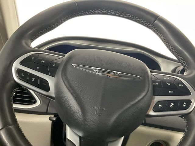 Used 2023 Chrysler Pacifica Touring-L FWD image 22