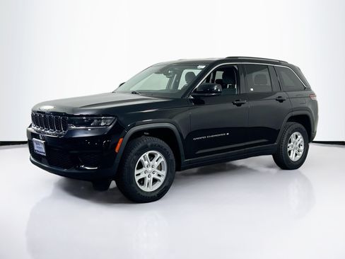 Used 2023 Jeep Grand Cherokee Laredo AWD/4WD image 1