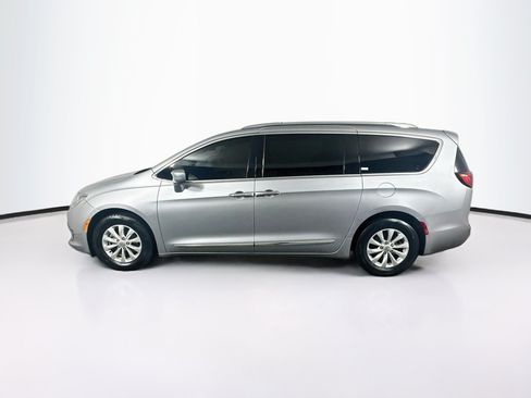 Used 2018 Chrysler Pacifica Touring-L FWD image 4