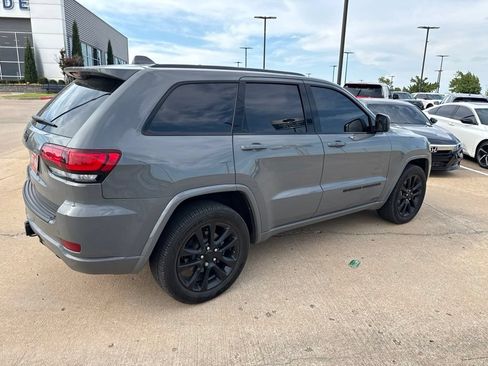 Used 2022 Jeep Grand Cherokee Laredo X AWD/4WD image 2