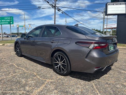 Used 2021 Toyota Camry SE image 3