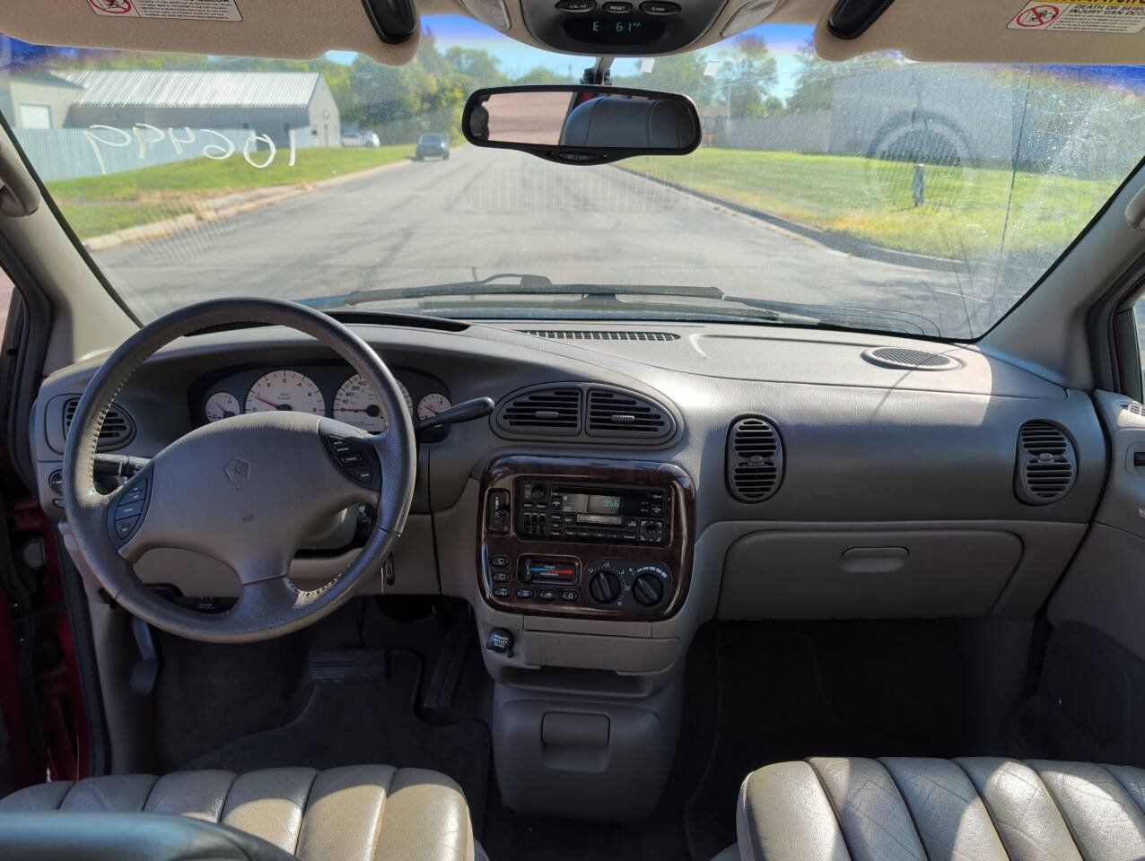 Used 1999 Chrysler Town & Country Limited FWD image 31