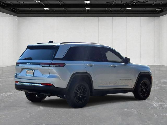 Used 2022 Jeep Grand Cherokee Laredo w/ Luxury Tech Group I AWD/4WD image 5
