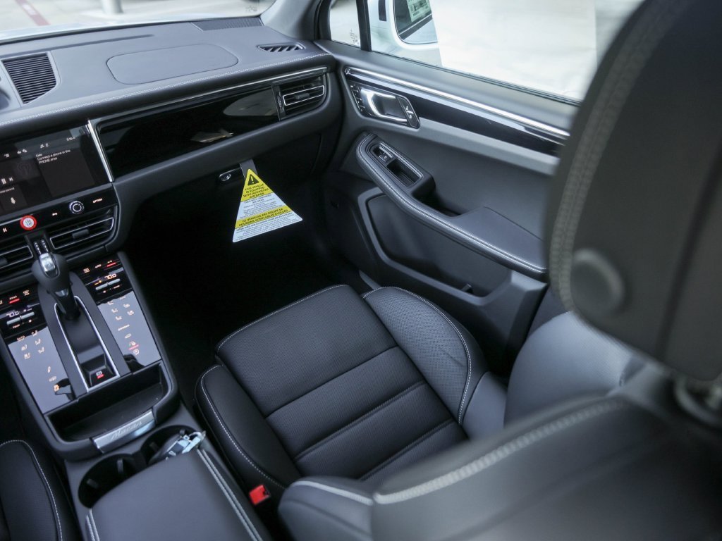 Certified 2026 Porsche Macan S AWD/4WD image 38