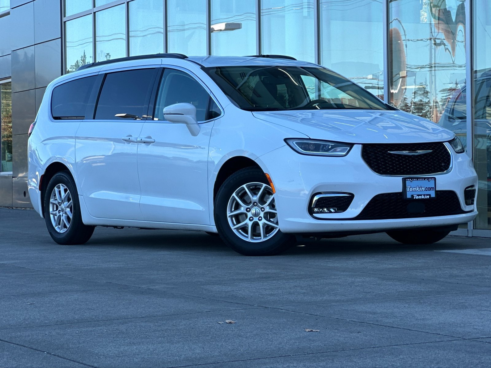 Used 2022 Chrysler Pacifica Touring-L FWD image 2