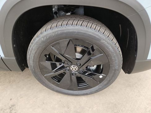 New 2026 Volkswagen Taos SE image 9