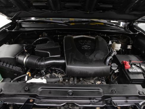 Used 2020 Toyota Tacoma TRD Sport AWD/4WD image 31