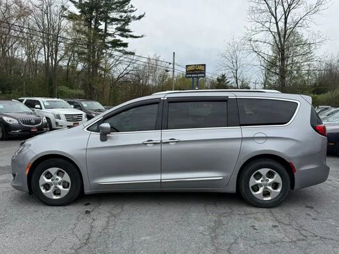 Used 2017 Chrysler Pacifica Touring-L Plus FWD image 9