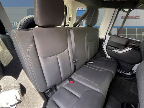 Used 2017 Jeep Wrangler Unlimited Sahara w/ Connectivity Group AWD/4WD image 23