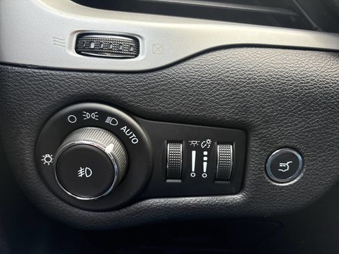 Used 2018 Jeep Cherokee Trailhawk w/ Comfort/Convenience Group image 12