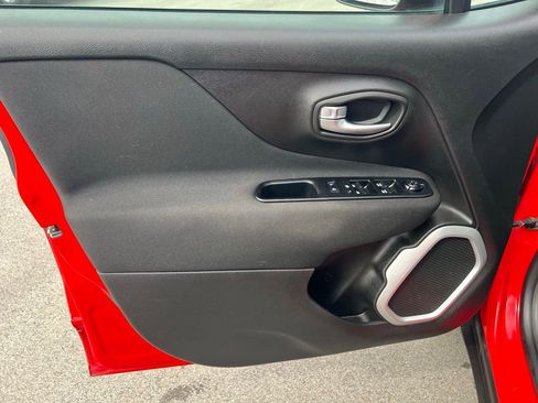 Used 2019 Jeep Renegade Latitude w/ Cold Weather Group image 17