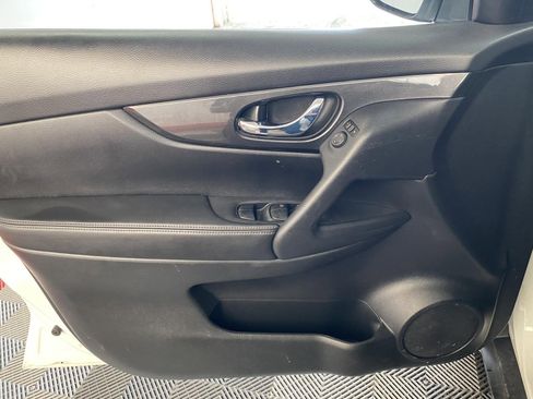 Used 2017 Nissan Rogue SV AWD/4WD image 17
