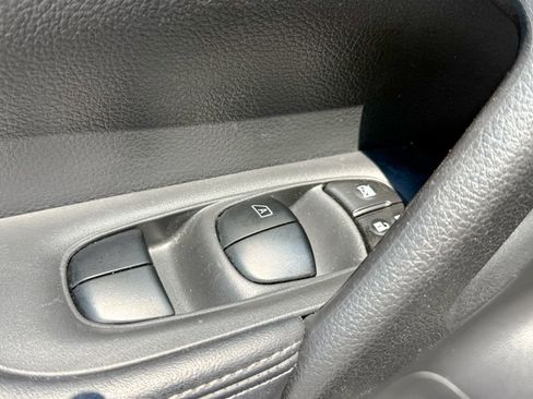 Used 2018 Nissan Rogue S AWD/4WD image 20