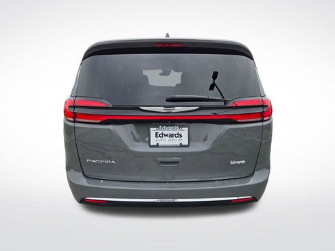 Used 2021 Chrysler Pacifica Touring-L FWD image 4