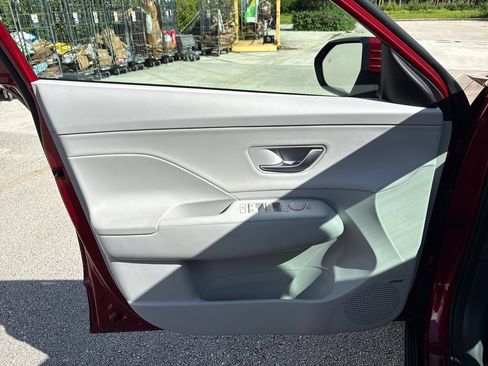 Used 2025 Hyundai Kona Limited FWD image 30