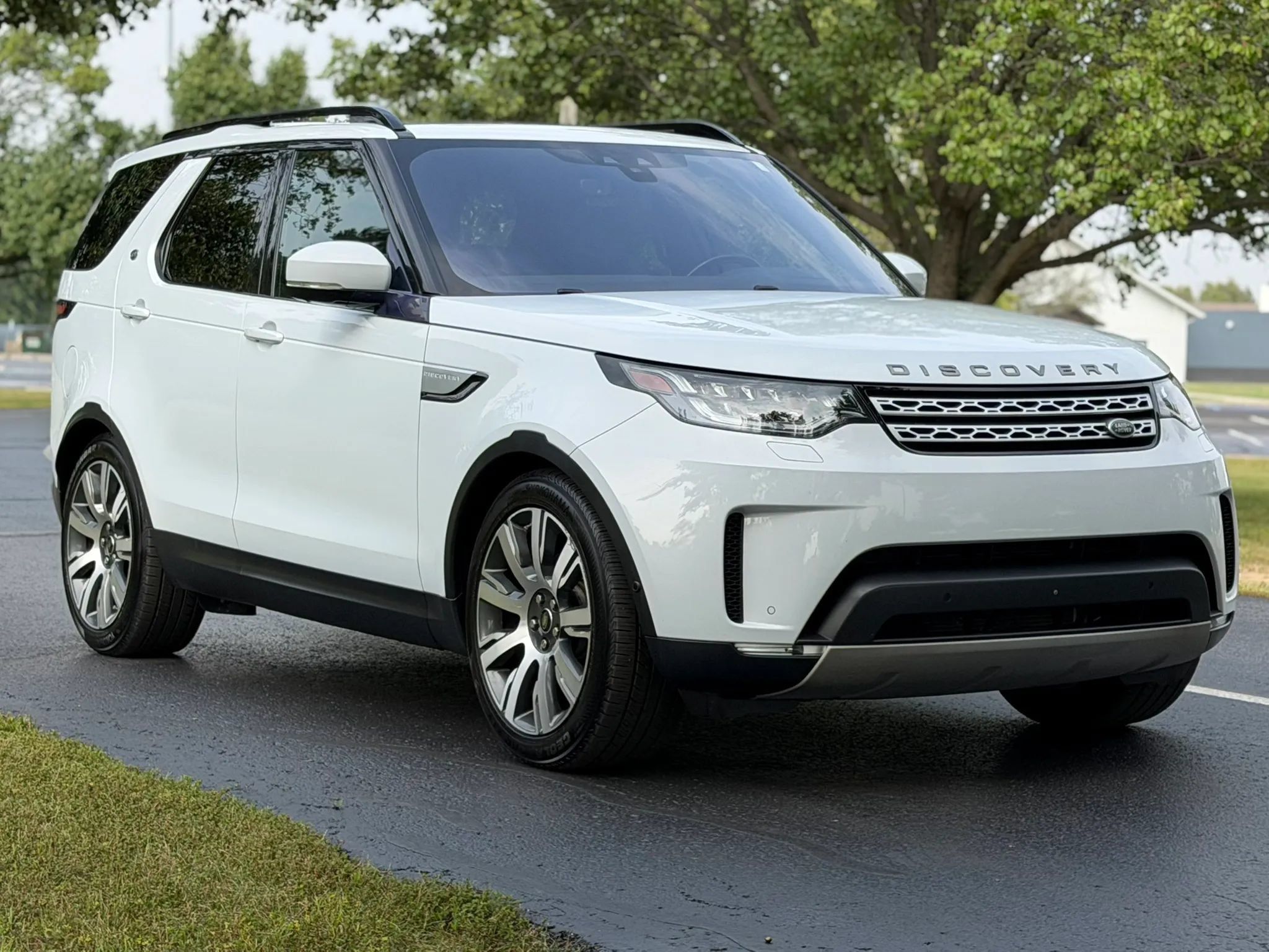 Used 2017 Land Rover Discovery HSE AWD/4WD image 3