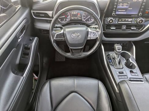 Used 2022 Toyota Highlander XLE image 12