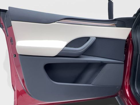 Used 2025 Tesla Model X image 25