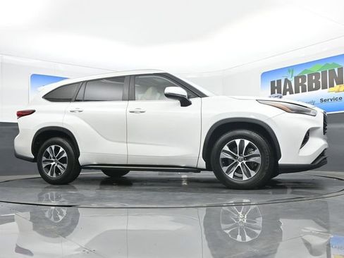 Used 2023 Toyota Highlander XLE FWD image 25