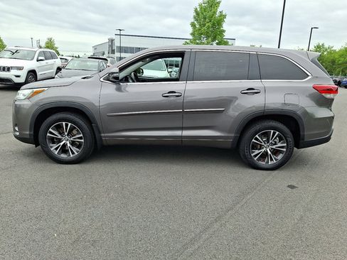Used 2018 Toyota Highlander LE w/ Protection Package #3 AWD/4WD image 4