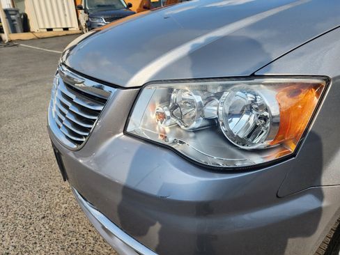 Used 2014 Chrysler Town & Country Touring image 34