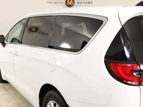 Used 2024 Chrysler Pacifica Touring-L FWD image 44
