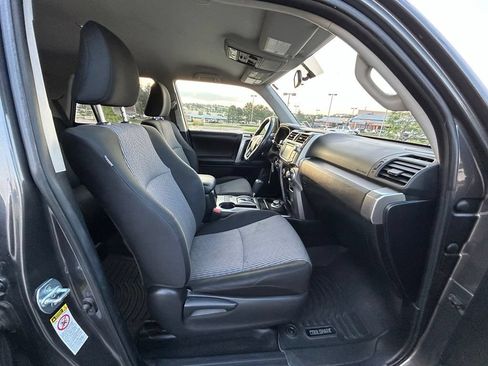 Used 2017 Toyota 4Runner SR5 AWD/4WD image 32