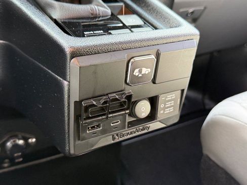 Used 2024 Toyota Sienna LE FWD image 29