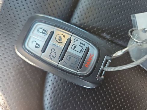 Used 2025 Chrysler Pacifica Limited FWD image 30