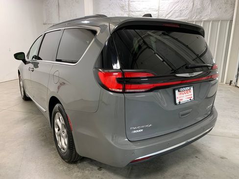 Used 2023 Chrysler Pacifica Limited FWD image 5