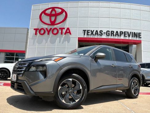 Used 2025 Nissan Rogue SV FWD image 2