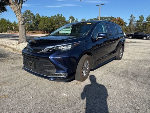 Used 2024 Toyota Sienna XLE image 3