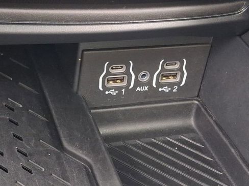 Used 2025 Chrysler Pacifica Limited image 26