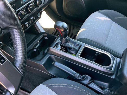 Used 2021 Toyota Tacoma TRD Sport w/ Technology Package image 16