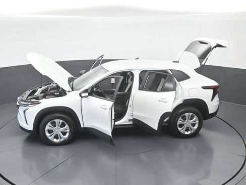 Used 2025 Chevrolet Trax LS FWD image 57