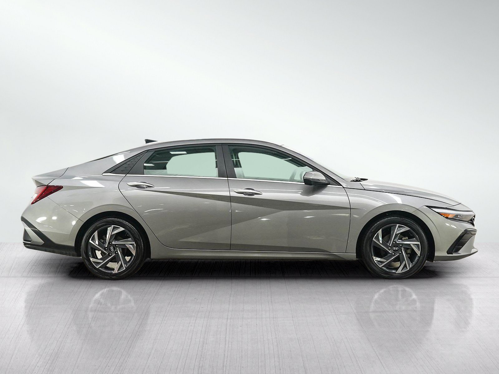 Used 2024 Hyundai Elantra Limited FWD image 6