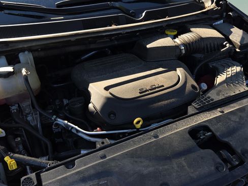 Used 2023 Chrysler Pacifica Touring-L FWD image 17