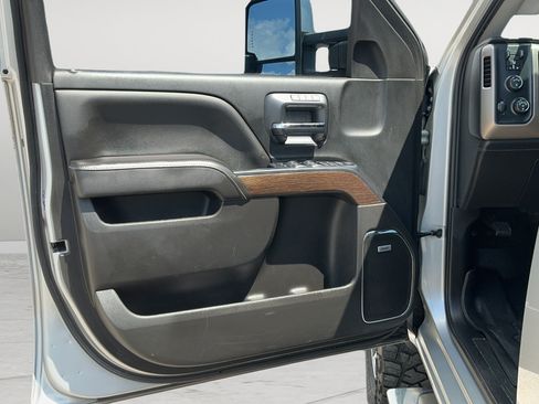 Used 2018 GMC Sierra 2500 Denali w/ Duramax Plus Package AWD/4WD image 18