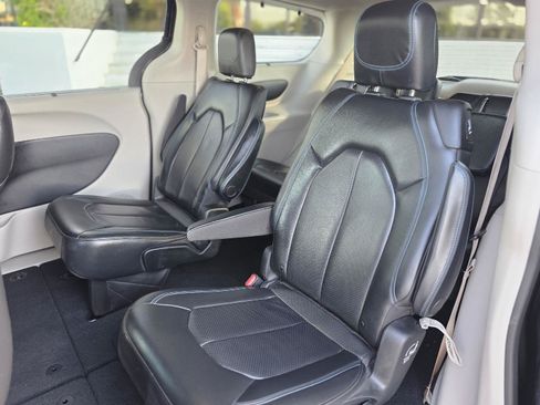 Used 2021 Chrysler Pacifica Touring-L FWD image 30