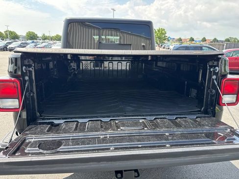 Used 2022 Jeep Gladiator Overland w/ Trailer Tow Package AWD/4WD image 36