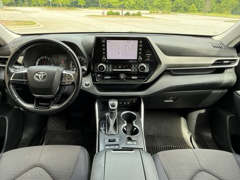 Used 2020 Toyota Highlander LE AWD/4WD image 23
