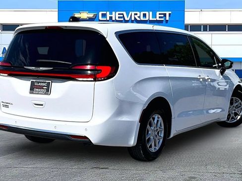 Used 2025 Chrysler Pacifica Select FWD image 18