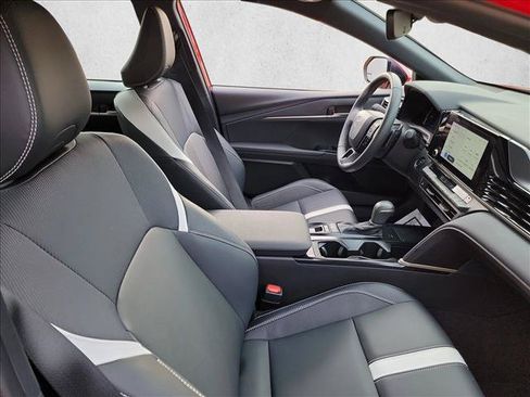 Used 2025 Toyota Camry SE w/ Convenience Package FWD image 15